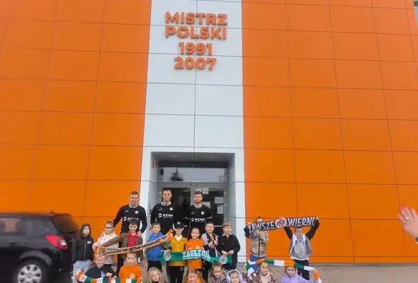 Klasa 1b ze Szkoły Podstawowej nr 3 w Lubinie zwiedziła stadion Zagłębia