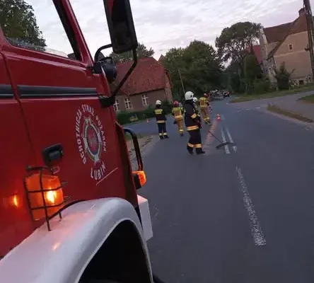 Poranna interwencja strażaków w Lubinie – plama oleju na drodze