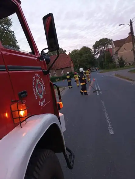 Poranna interwencja strażaków w Lubinie – plama oleju na drodze