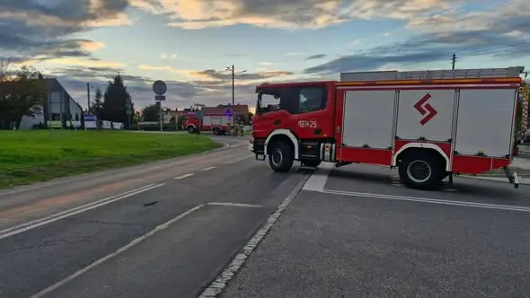 Rozlana substancja ropopochodna na ul. Wołowskiej w Ścinawie — akcja strażaków
