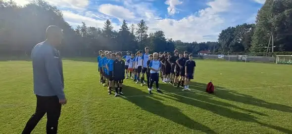 Młodzi piłkarze z Lubina najlepsi w Księginicach. Awans w turnieju „Z Orlika na Stadion”