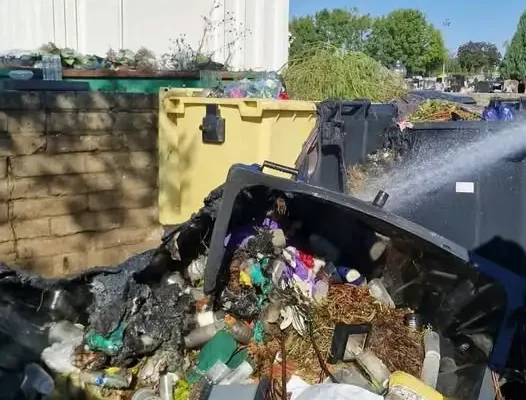 Pożar kontenera na śmieci na cmentarzu w Ścinawie. Interweniowała OSP