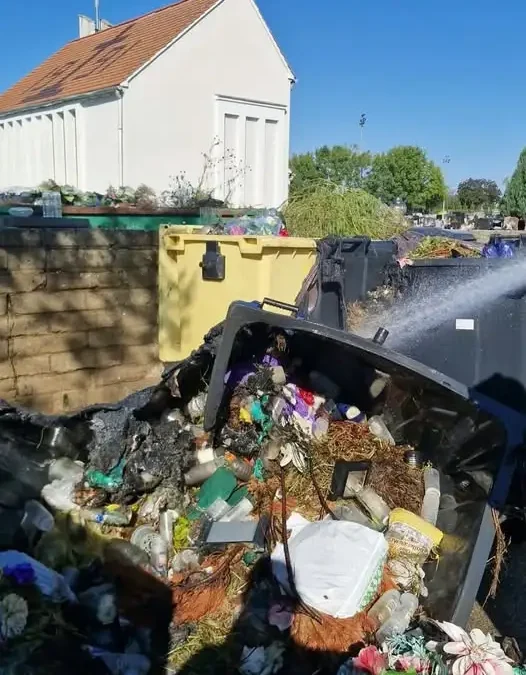 Pożar kontenera na śmieci na cmentarzu w Ścinawie. Interweniowała OSP