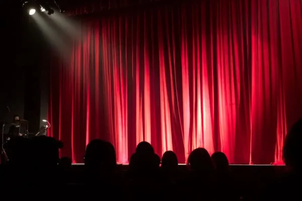 „Poczekalnia” Teatru Wieczorową Porą na scenie PRZEDJESIENI w Lubinie