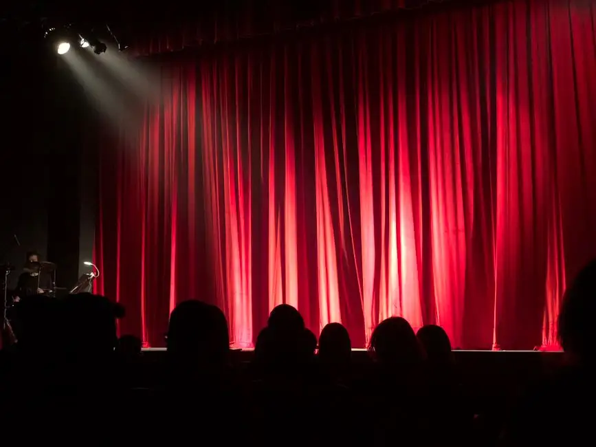 „Poczekalnia” Teatru Wieczorową Porą na scenie PRZEDJESIENI w Lubinie