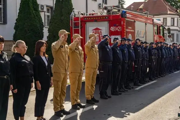 Lubińscy strażacy i policjanci uczcili pamięć zmarłego policjanta z Bolesławca