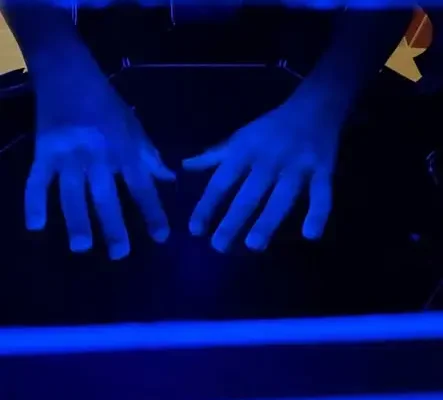Lekcja higieny w Szkole Podstawowej nr 3 w Lubinie – uczniowie sprawdzali czystość rąk pod lampą UV