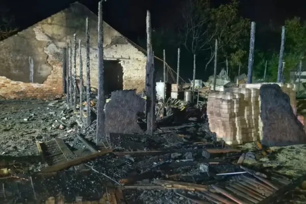 Pożar zabudowań gospodarczych w Mlecznie — akcja strażaków z powiatu lubińskiego