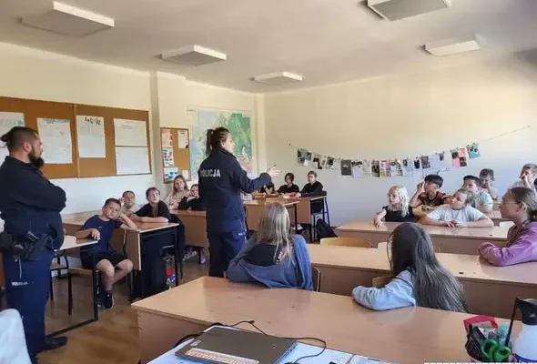 Lubińscy policjanci edukują dzieci i młodzież o bezpieczeństwie