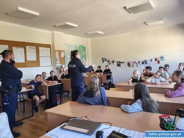 Lubińscy policjanci edukują dzieci i młodzież o bezpieczeństwie