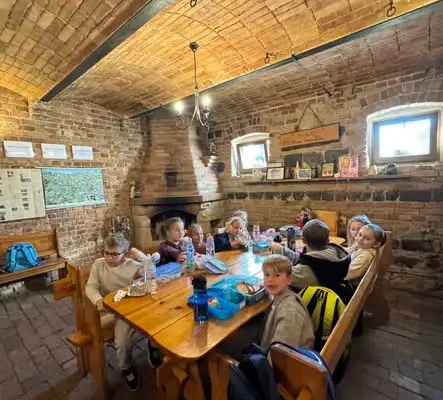 Leśna przygoda klas 1D i 1C w Borówkach – warsztaty zielarskie i ognisko