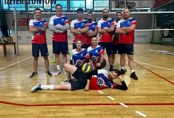 Policjanci z Lubina na podium charytatywnego turnieju siatkówki w Dzierżoniowie