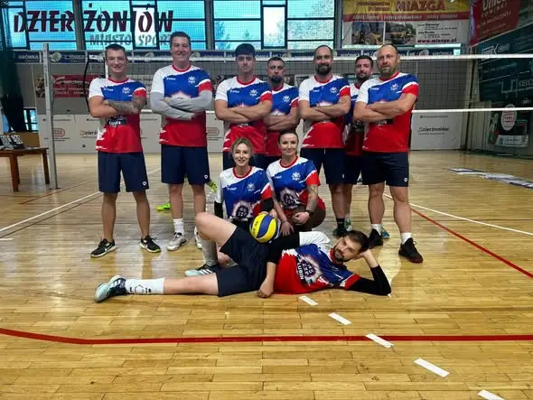 Policjanci z Lubina na podium charytatywnego turnieju siatkówki w Dzierżoniowie
