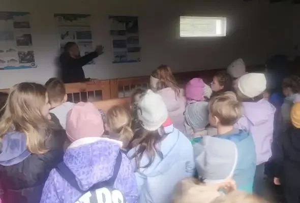Uczniowie klas siatkarskich z Lubina odkrywali tajniki hodowli ryb w Dolinie Baryczy