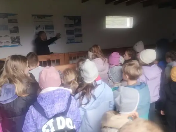 Uczniowie klas siatkarskich z Lubina odkrywali tajniki hodowli ryb w Dolinie Baryczy