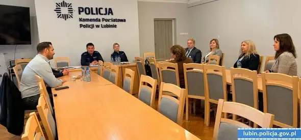 Policja w Lubinie spotkała się z dyrektorami szkół ze Ścinawy i Rudnej