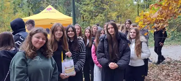 Uczniowie z Lubina zasadzili żonkile – symbol nadziei i solidarności z hospicjami