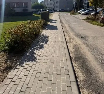 Nowy chodnik w Księginicach: 140 metrów kostki brukowej za blisko 148 tys. zł