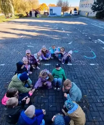 Klasa 1A z SP3 Lubin uczy się matematyki przez zabawę na świeżym powietrzu