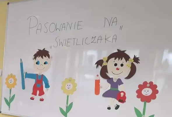 Pasowanie na Świetliczaka w lubińskiej szkole – pierwszoklasiści zdali egzamin