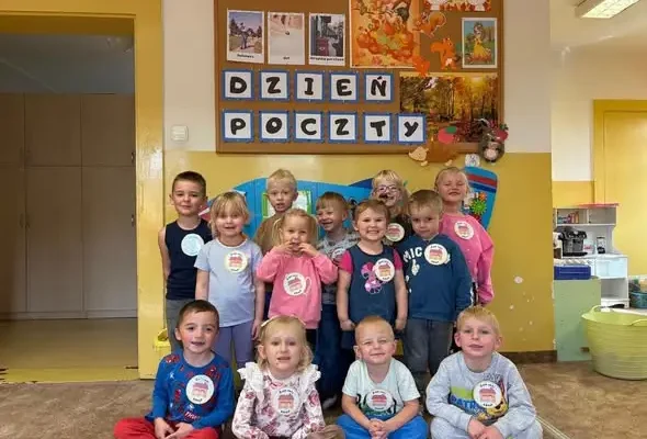 Dzień Poczty Polskiej w przedszkolu: Biedronki uczyły się o listach i adresach