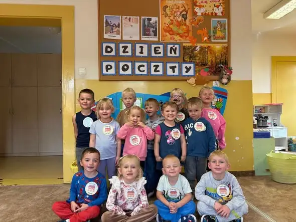 Dzień Poczty Polskiej w przedszkolu: Biedronki uczyły się o listach i adresach