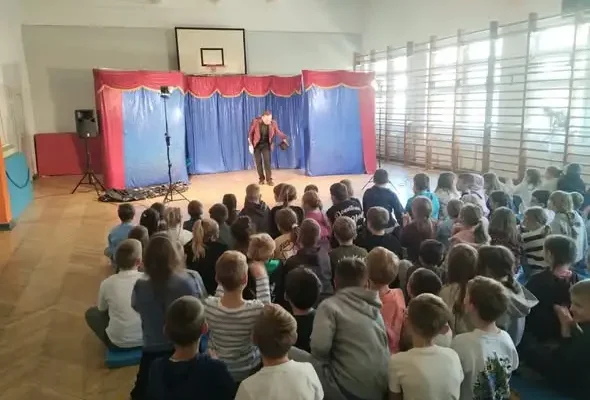 Teatr Iluzji w lubińskiej szkole – magia, nauka i pomoc dla Krzysia