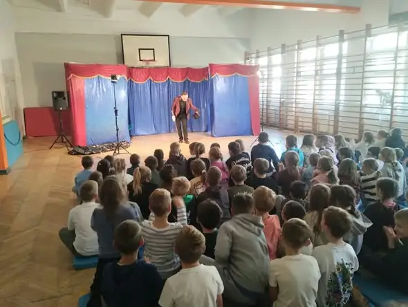 Teatr Iluzji w lubińskiej szkole – magia, nauka i pomoc dla Krzysia